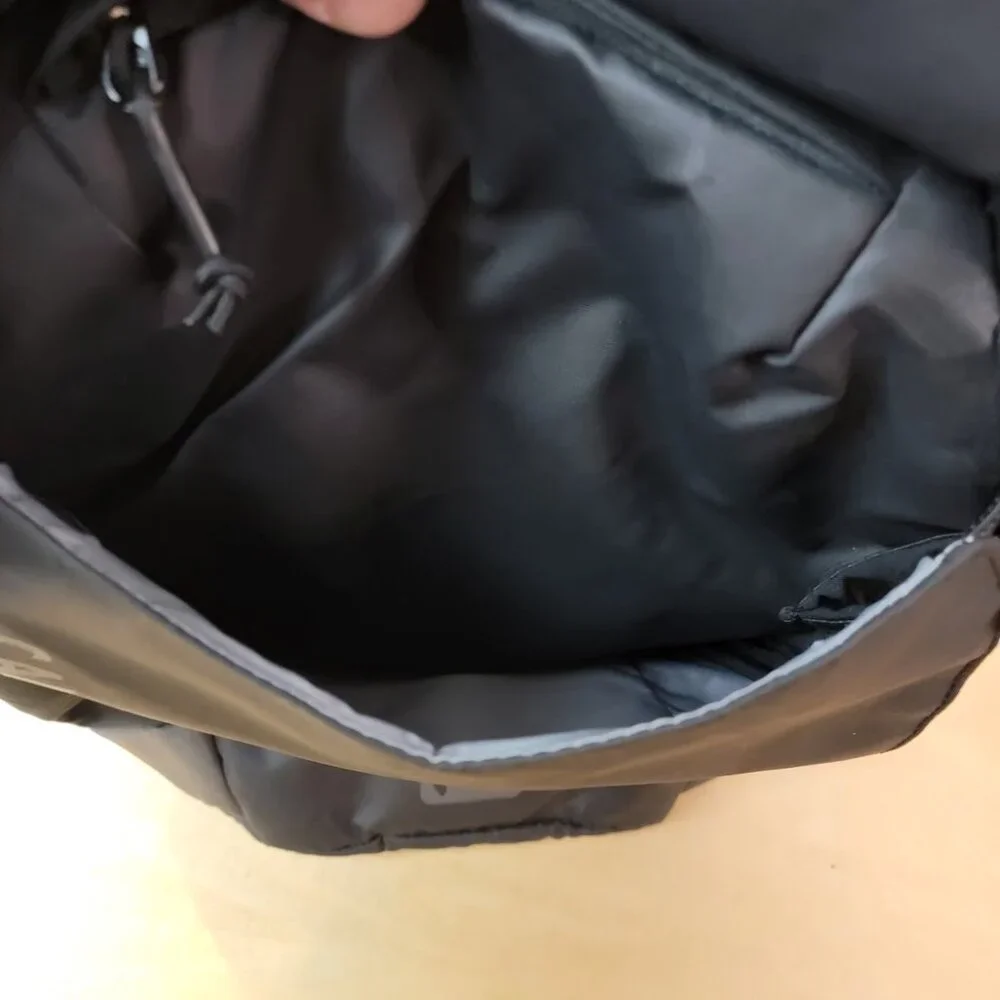 Camelbak missing zippers
